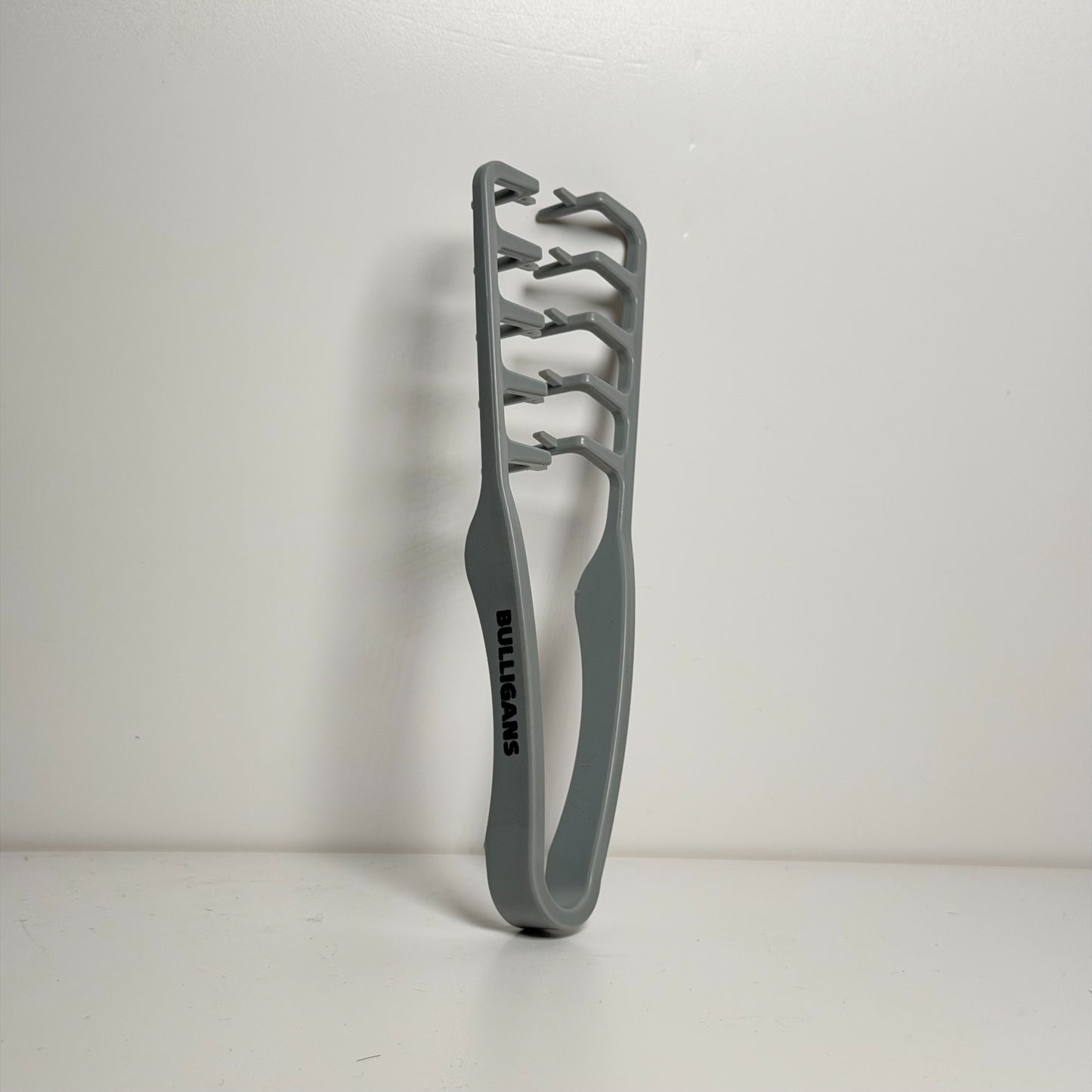 Pettine professionale dal design ergonomico, progettato per districare e modellare i capelli con precisione.