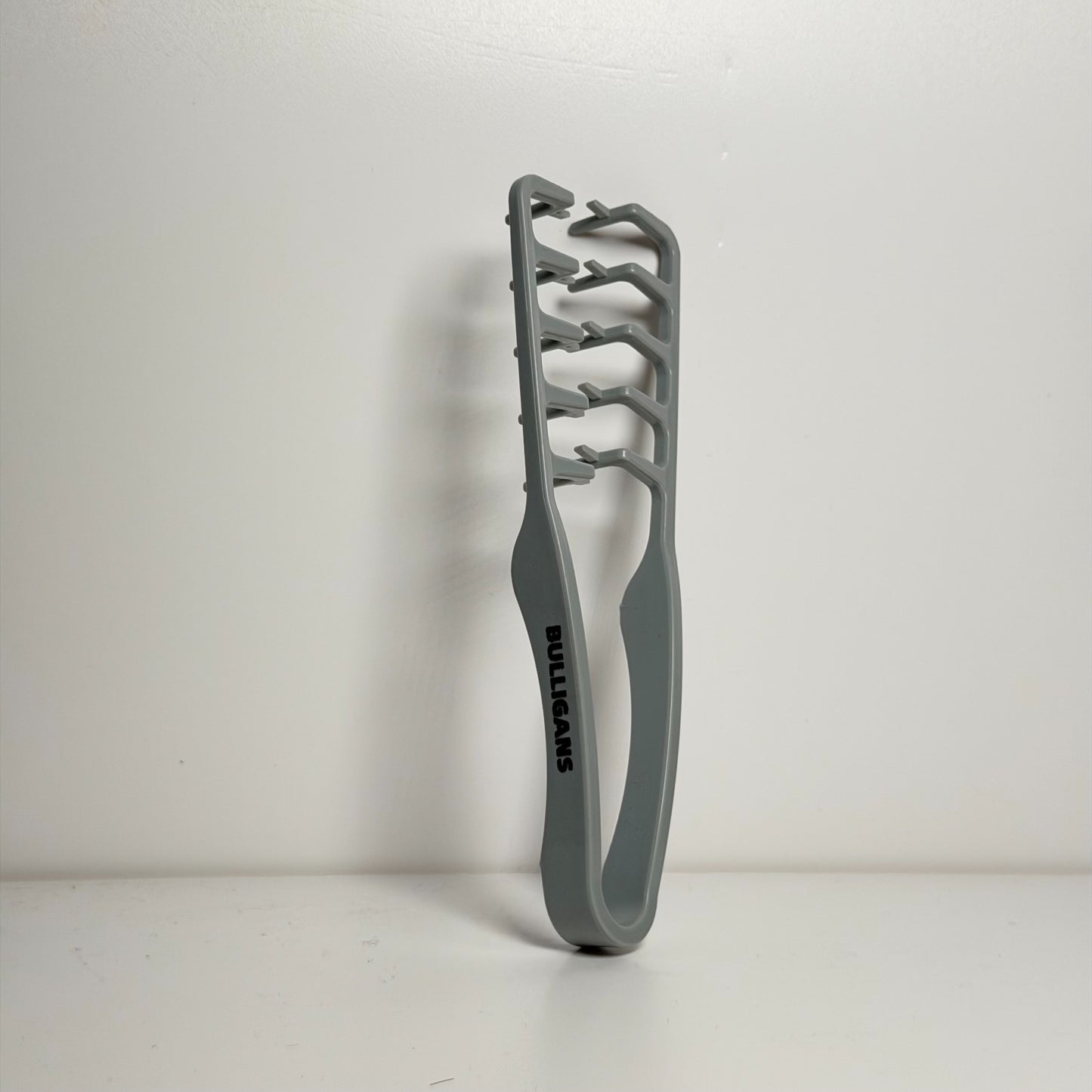 Pettine professionale dal design ergonomico, progettato per districare e modellare i capelli con precisione.