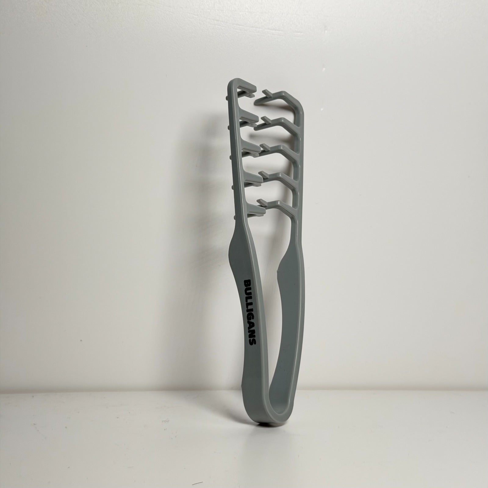 Pettine professionale dal design ergonomico, progettato per districare e modellare i capelli con precisione.