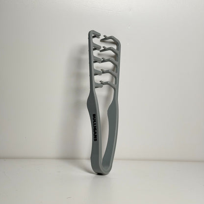 Pettine professionale dal design ergonomico, progettato per districare e modellare i capelli con precisione.